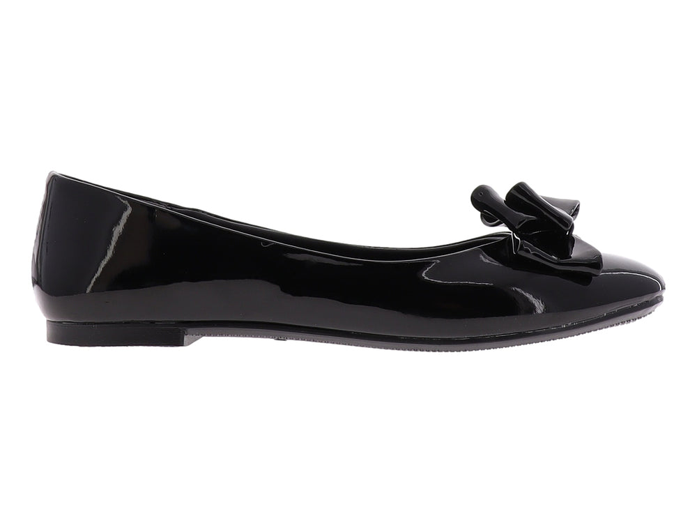 Zapato plano color negro brillante con un moño decorativo en la parte frontal.