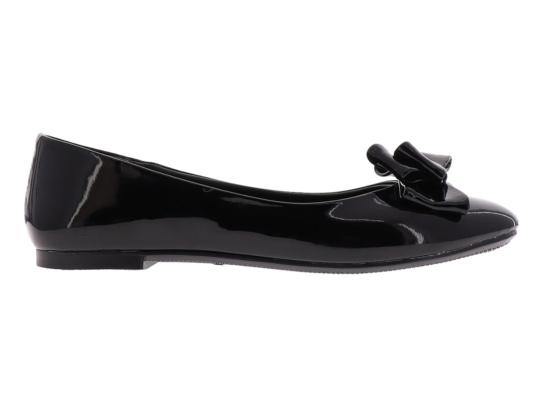 Zapato plano color negro brillante con un moño decorativo en la parte frontal.