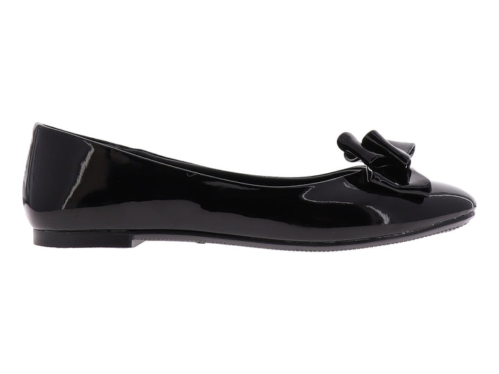 Zapato plano color negro brillante con un moño decorativo en la parte frontal.