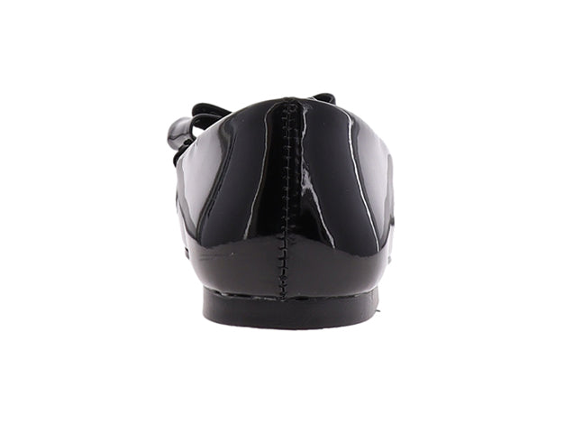 Zapato plano color negro brillante con un moño decorativo en la parte frontal.