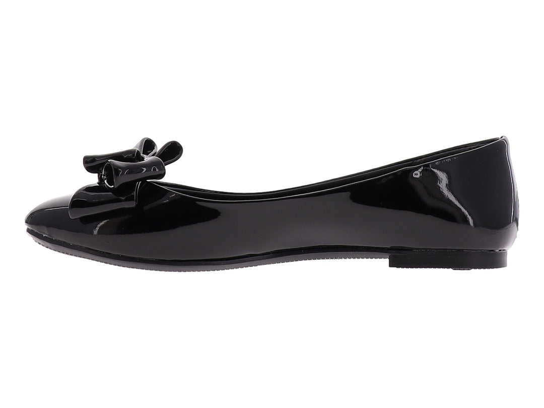 Zapato plano color negro brillante con un moño decorativo en la parte frontal.