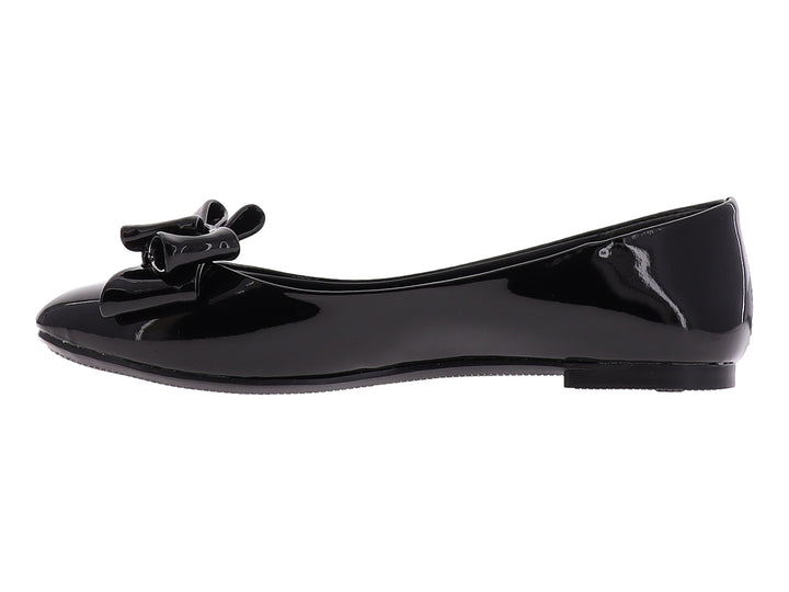 Zapato plano color negro brillante con un moño decorativo en la parte frontal.