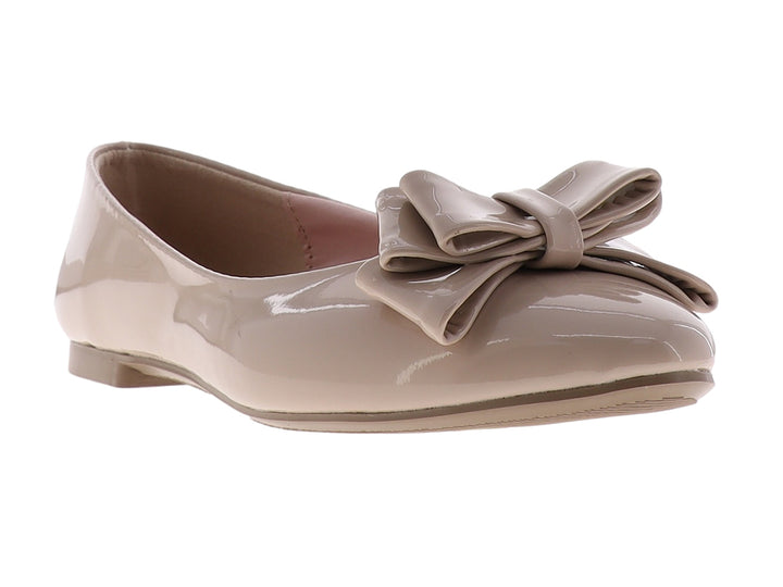 Zapato plano color beige brillante con un moño decorativo en la parte superior.