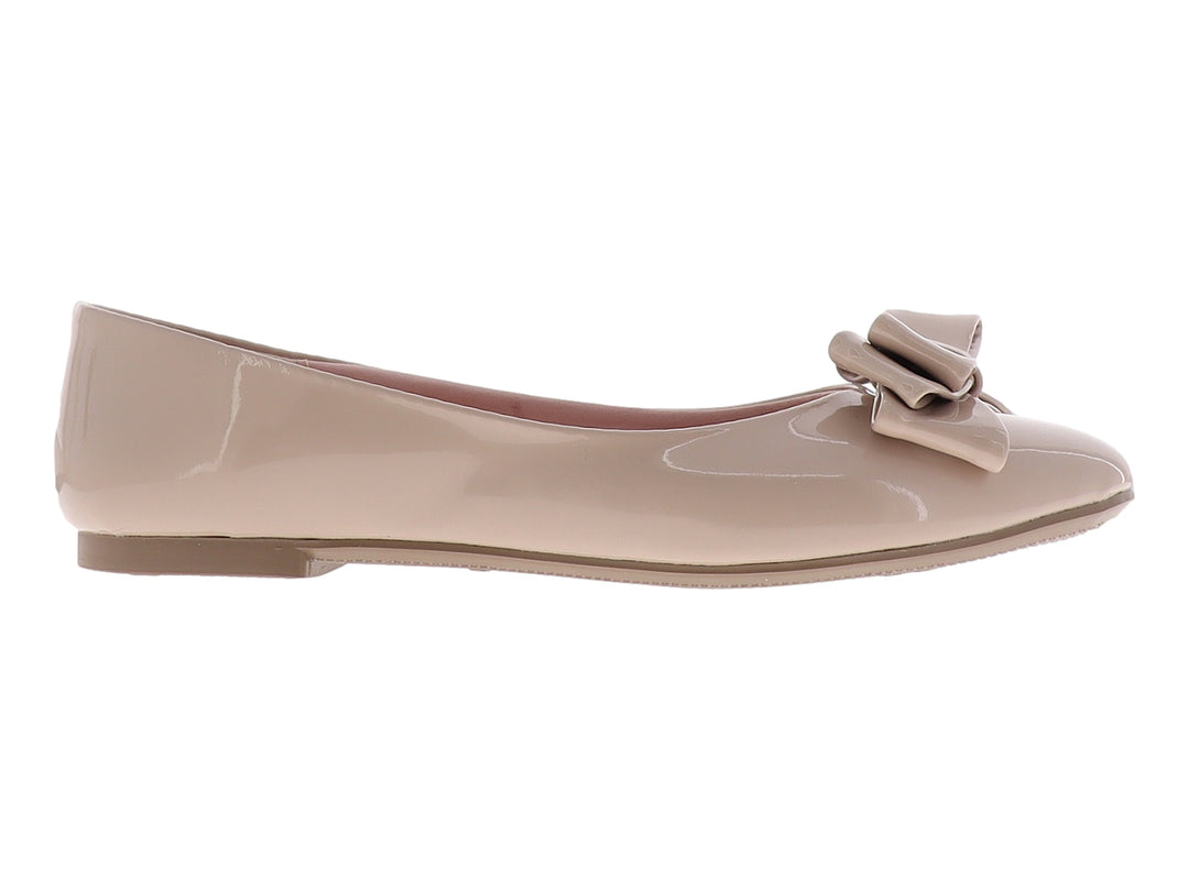 Zapato plano color beige brillante con un moño decorativo en la parte superior.