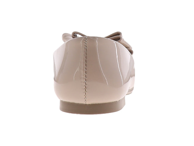 Zapato plano color beige brillante con un moño decorativo en la parte superior.