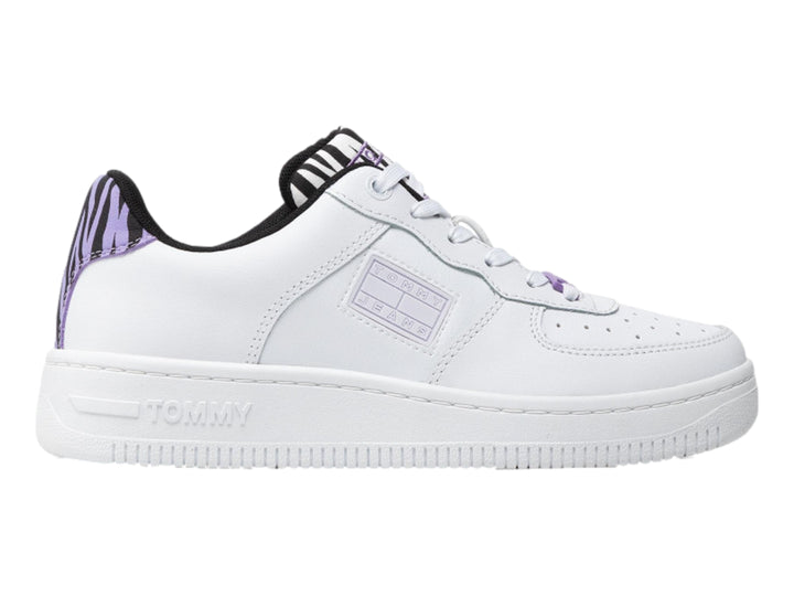 Tenis Tommy Hilfiger color blanco con detalles en estampado de cebra morado y negro en el talón y lengüeta.