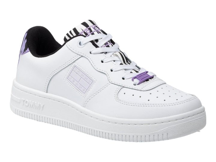 Tenis Tommy Hilfiger color blanco con detalles en estampado de cebra morado y negro en el talón y lengüeta.