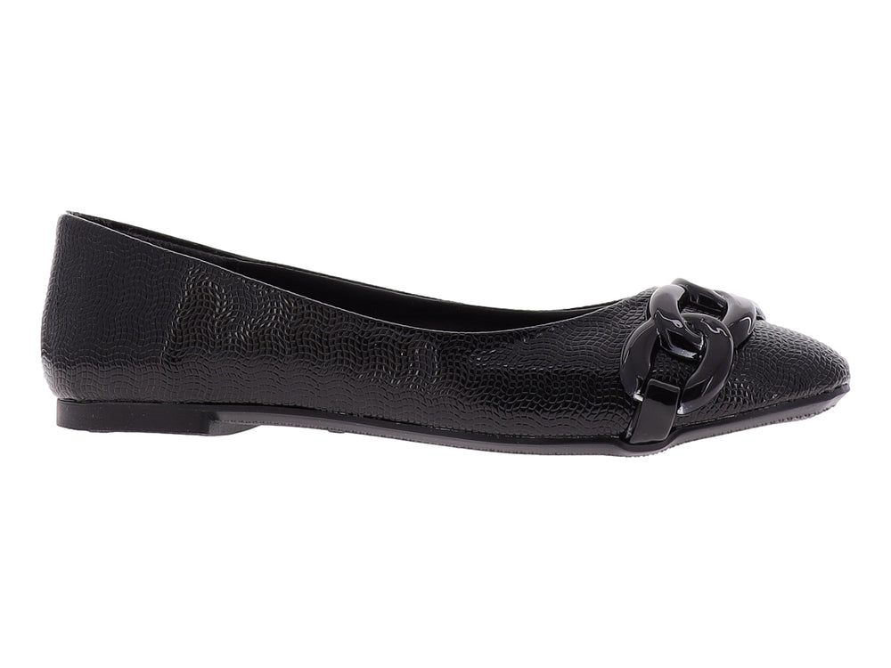 Zapato plano negro para mujer con textura rugosa y detalle de cadena plástica brillante en la parte superior.
