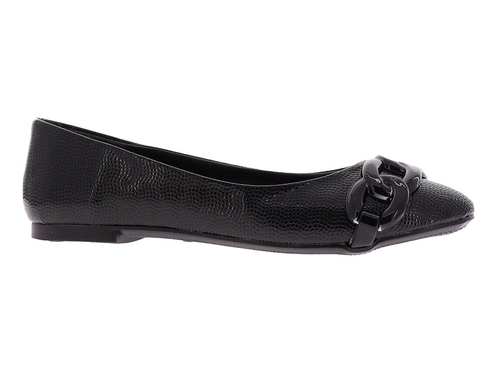 Zapato plano negro para mujer con textura rugosa y detalle de cadena plástica brillante en la parte superior.