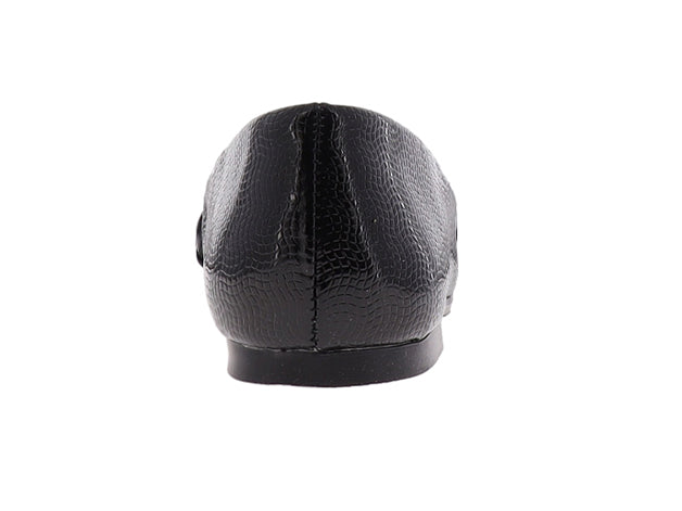 Zapato plano negro para mujer con textura rugosa y detalle de cadena plástica brillante en la parte superior.