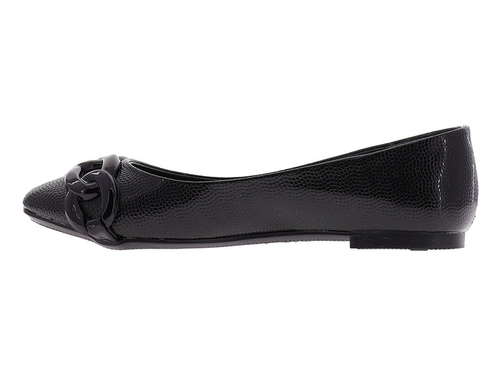 Zapato plano negro para mujer con textura rugosa y detalle de cadena plástica brillante en la parte superior.
