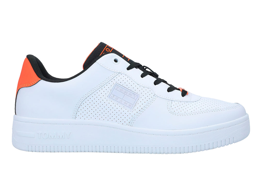 Tenis blancos Tommy Hilfiger con detalles en naranja y negro, diseño deportivo de corte bajo.