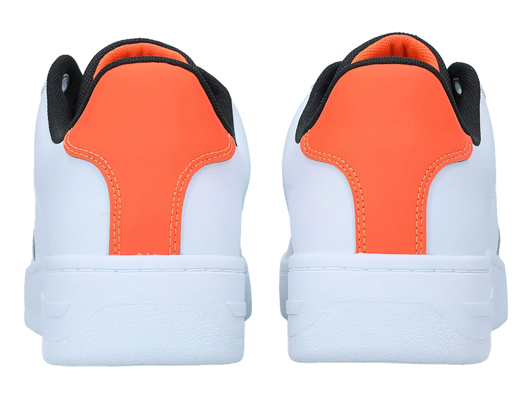 Tenis blancos Tommy Hilfiger con detalles en naranja y negro, diseño deportivo de corte bajo.