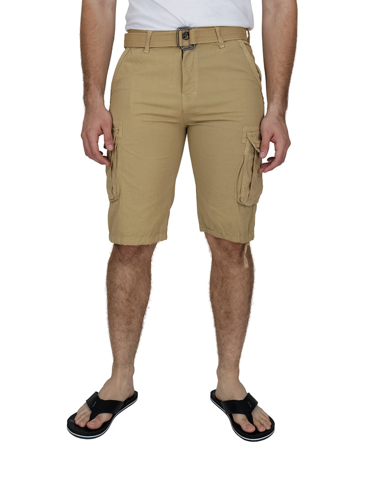 Hombre vistiendo bermuda cargo color khaki con bolsillos laterales y cinturón negro.