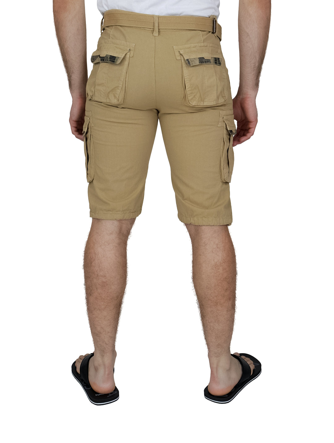 Hombre vistiendo bermuda cargo color khaki con bolsillos laterales y cinturón negro.
