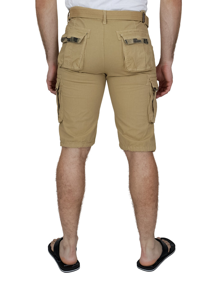 Hombre vistiendo bermuda cargo color khaki con bolsillos laterales y cinturón negro.