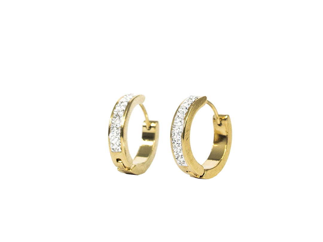 Par de aretes tipo arracada en color dorado con una fila de circonias brillantes incrustadas.