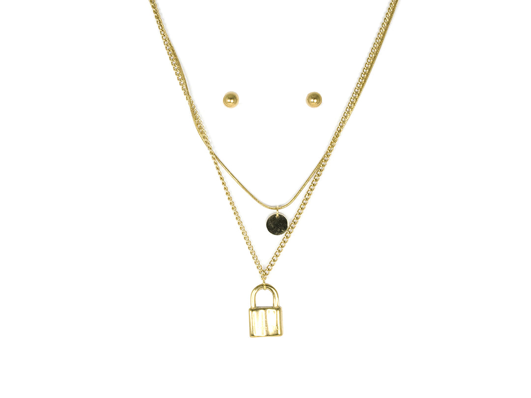 Set de joyería dorado compuesto por un collar de doble cadena con dije de candado y una piedra negra, y aretes pequeños.