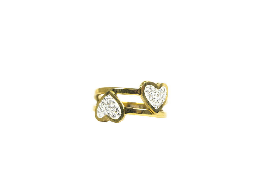 Anillo dorado con dos corazones incrustados de circonias blancas brillantes.