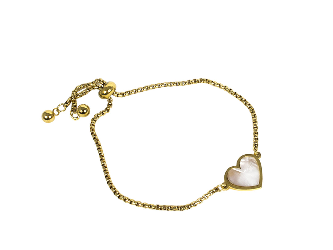 Pulsera dorada de cadena fina con un dije central en forma de corazón blanco y cierre ajustable.