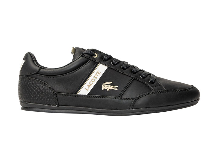 Tenis Lacoste color negro para hombre con franja blanca lateral y logotipo dorado.