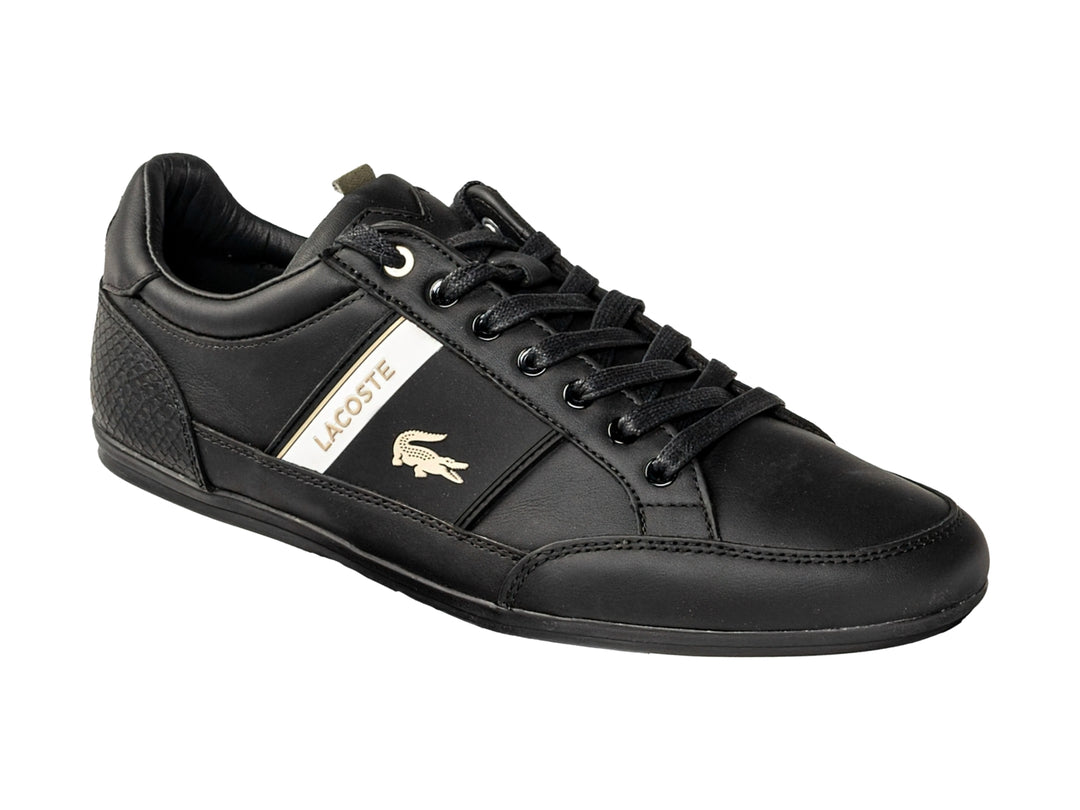 Tenis Lacoste color negro para hombre con franja blanca lateral y logotipo dorado.