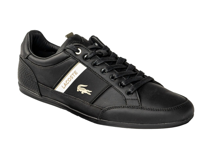 Tenis Lacoste color negro para hombre con franja blanca lateral y logotipo dorado.