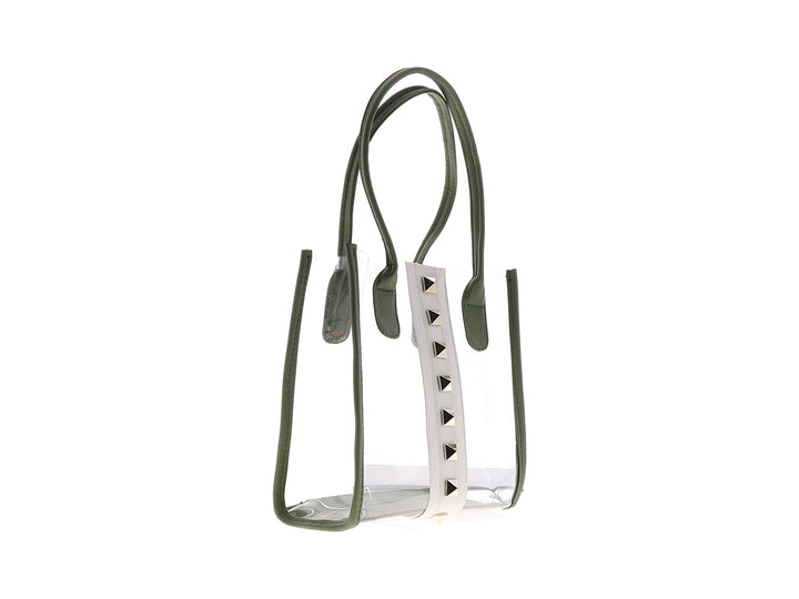 Bolso transparente con detalles en color verde y correa blanca con tachuelas metálicas.