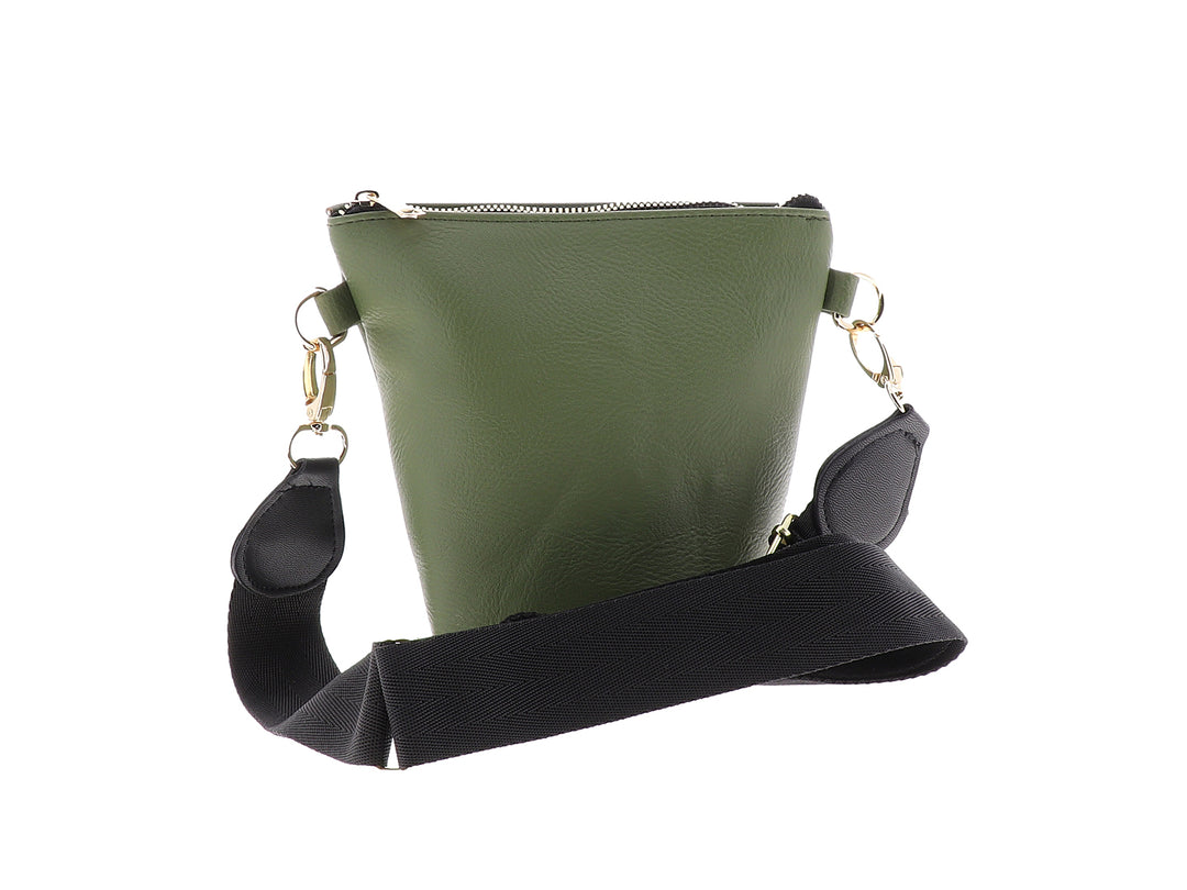 Bolso transparente con detalles en color verde y correa blanca con tachuelas metálicas.