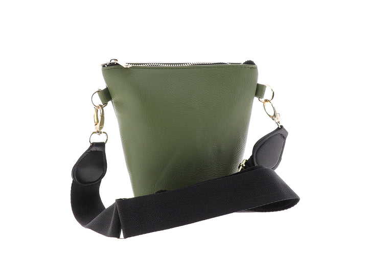 Bolso transparente con detalles en color verde y correa blanca con tachuelas metálicas.