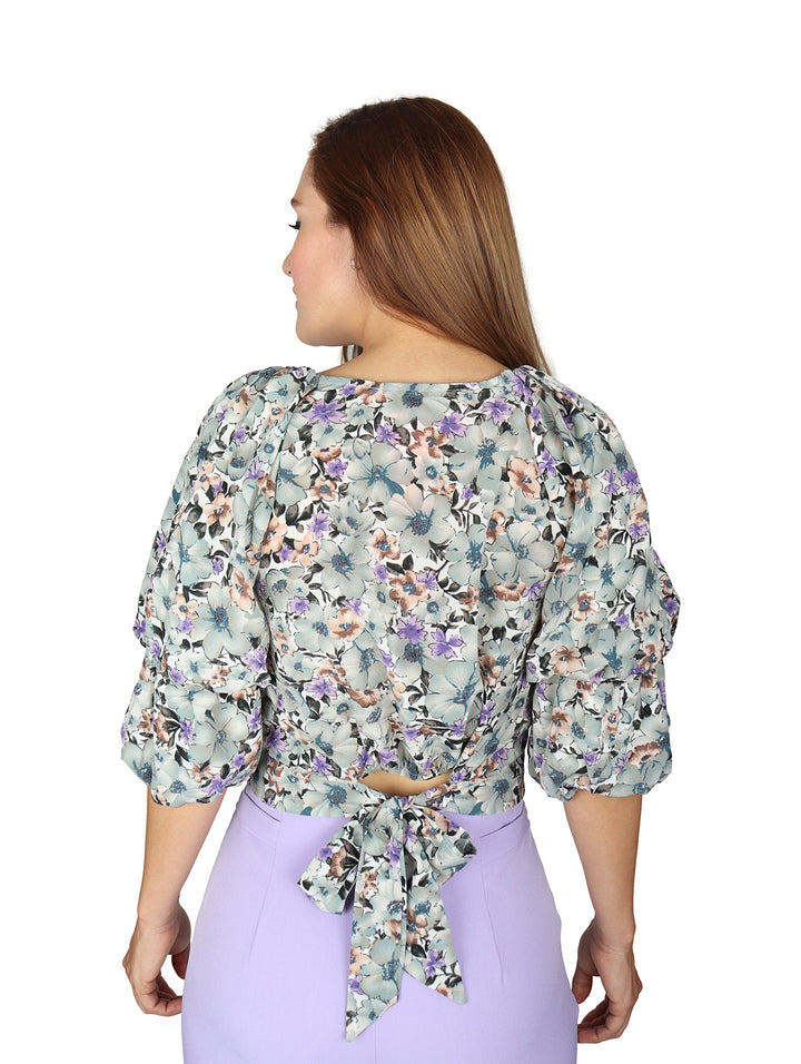 Blusa verde para mujer con estampado floral morado y blanco y mangas abullonadas.