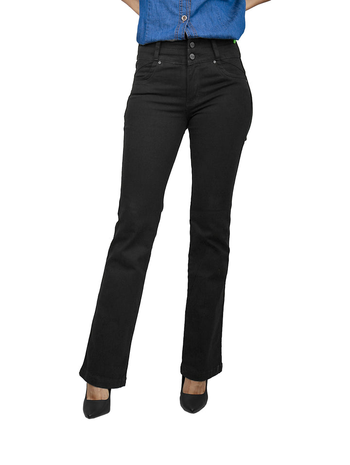 Mujer vistiendo jeans rectos de color negro con botones frontales y calzado oscuro.