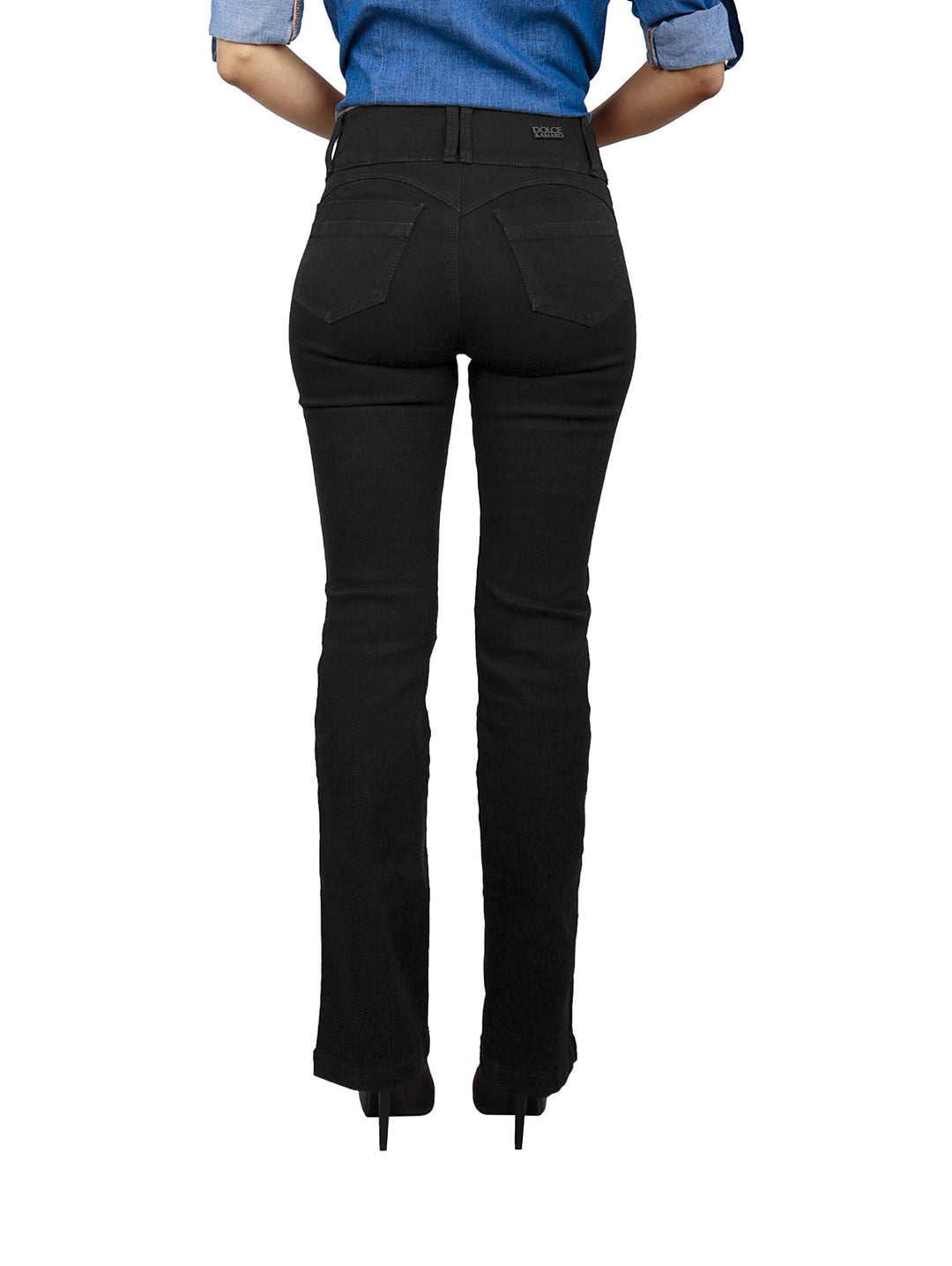 Mujer vistiendo jeans rectos de color negro con botones frontales y calzado oscuro.