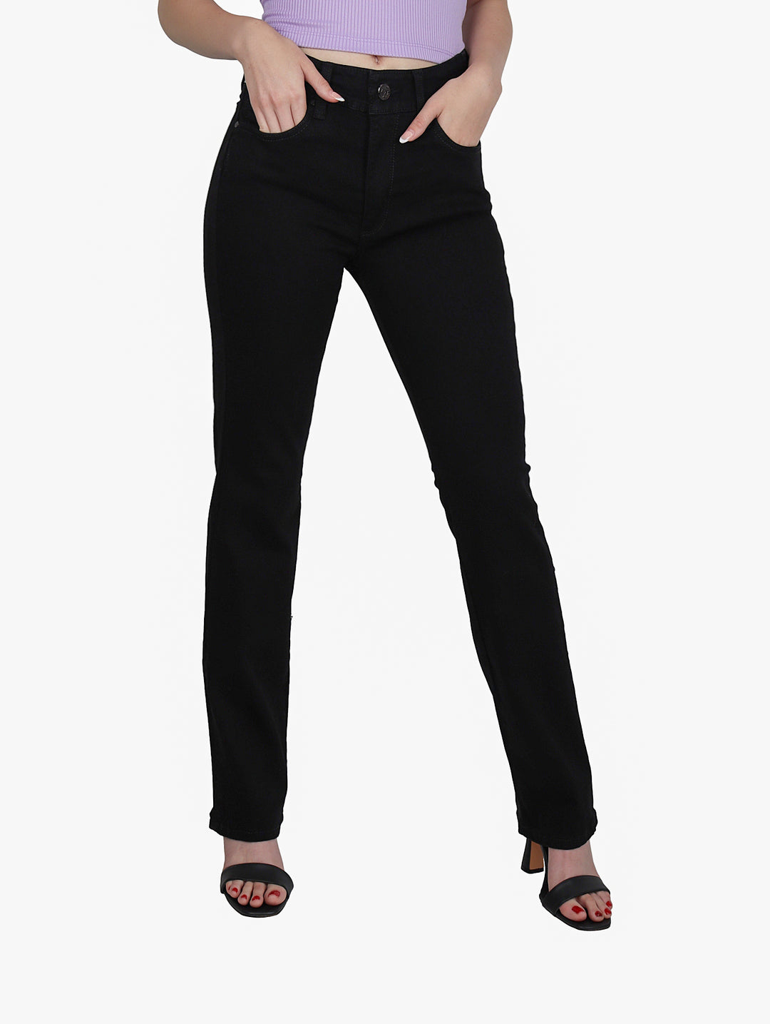 Mujer vistiendo jeans rectos de color negro.