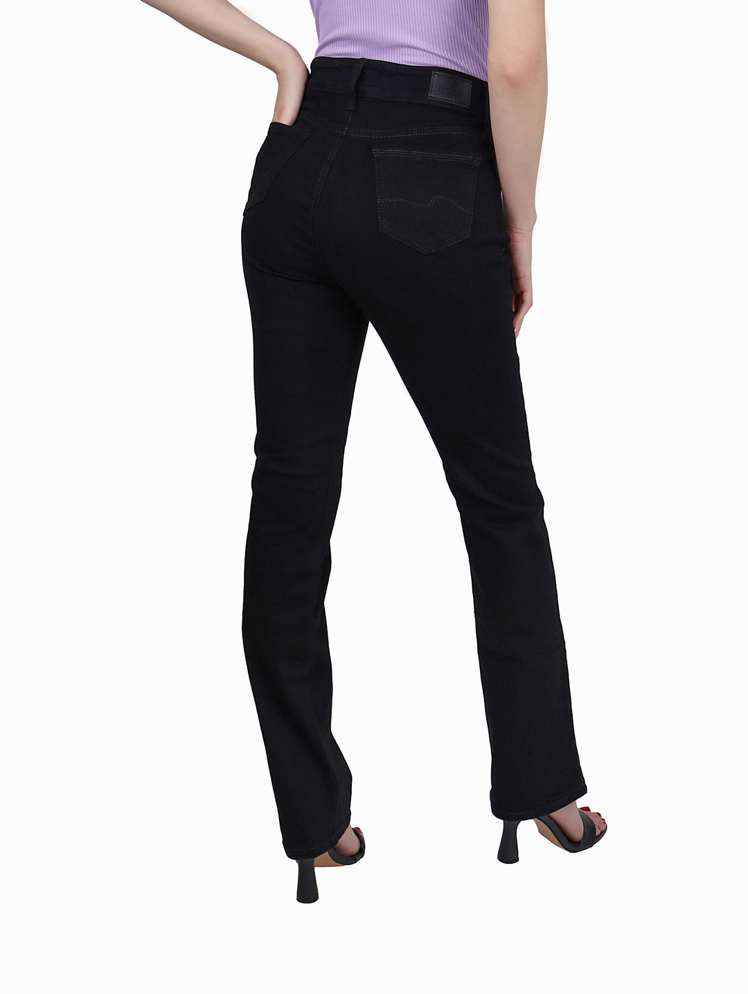 Mujer vistiendo jeans rectos de color negro.