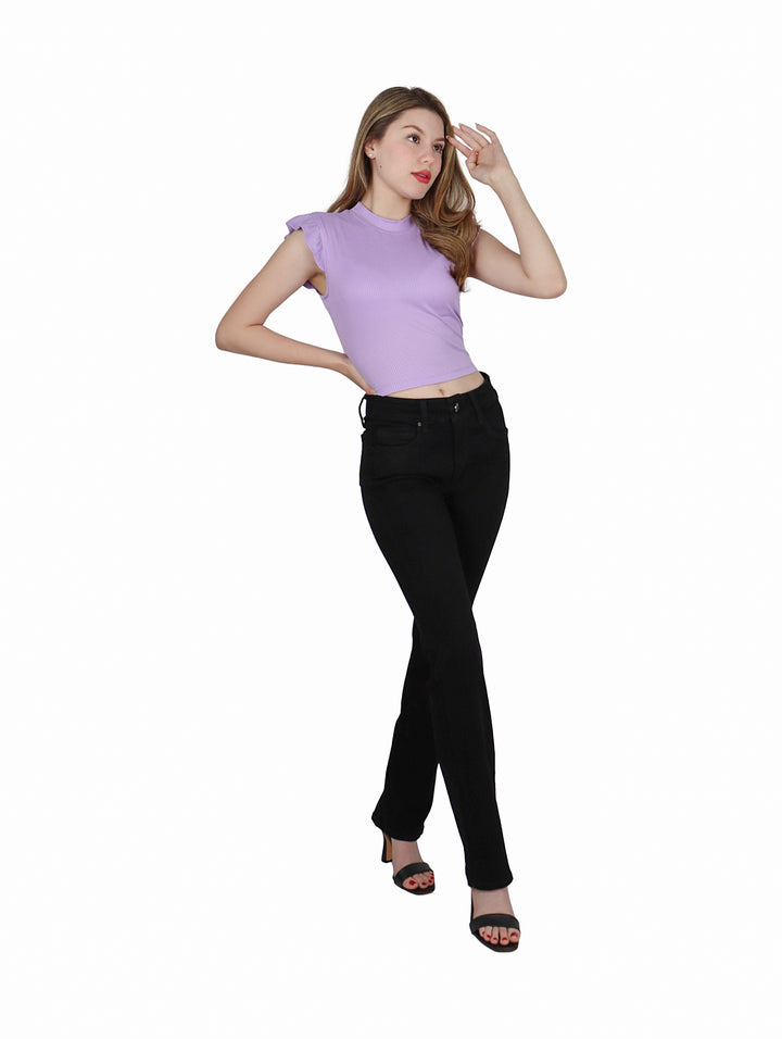Mujer vistiendo jeans rectos de color negro.