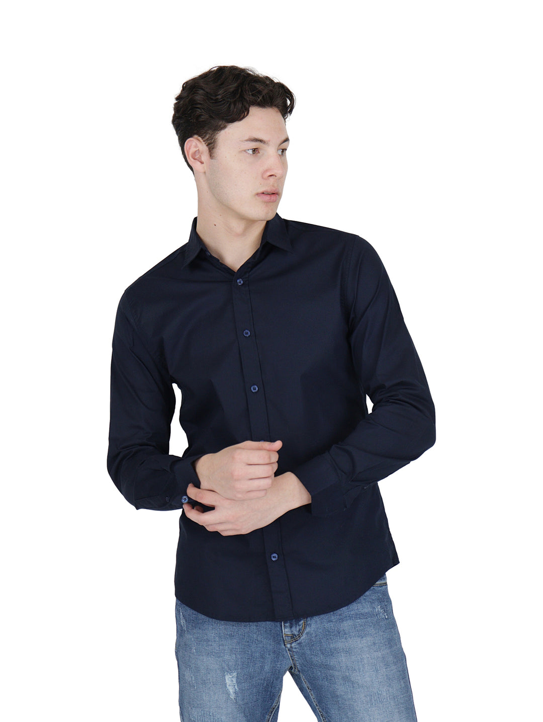 Hombre vistiendo una camisa de manga larga color azul marino y pantalones de mezclilla.