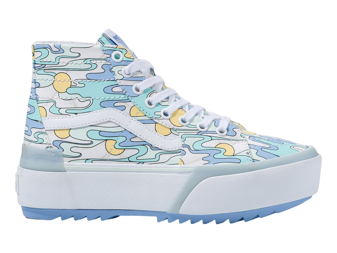 Tenis Vans de caña alta con plataforma blanca y estampado de ondas azules y soles amarillos.