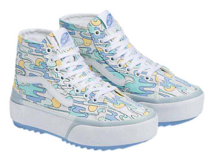 Tenis Vans de caña alta con plataforma blanca y estampado de ondas azules y soles amarillos.