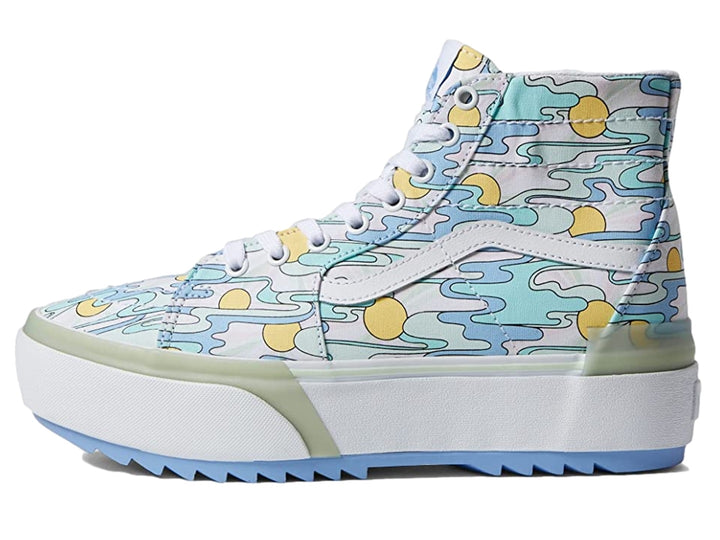 Tenis Vans de caña alta con plataforma blanca y estampado de ondas azules y soles amarillos.