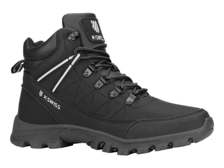 Bota deportiva K-Swiss de color negro con detalles en blanco y suela robusta.