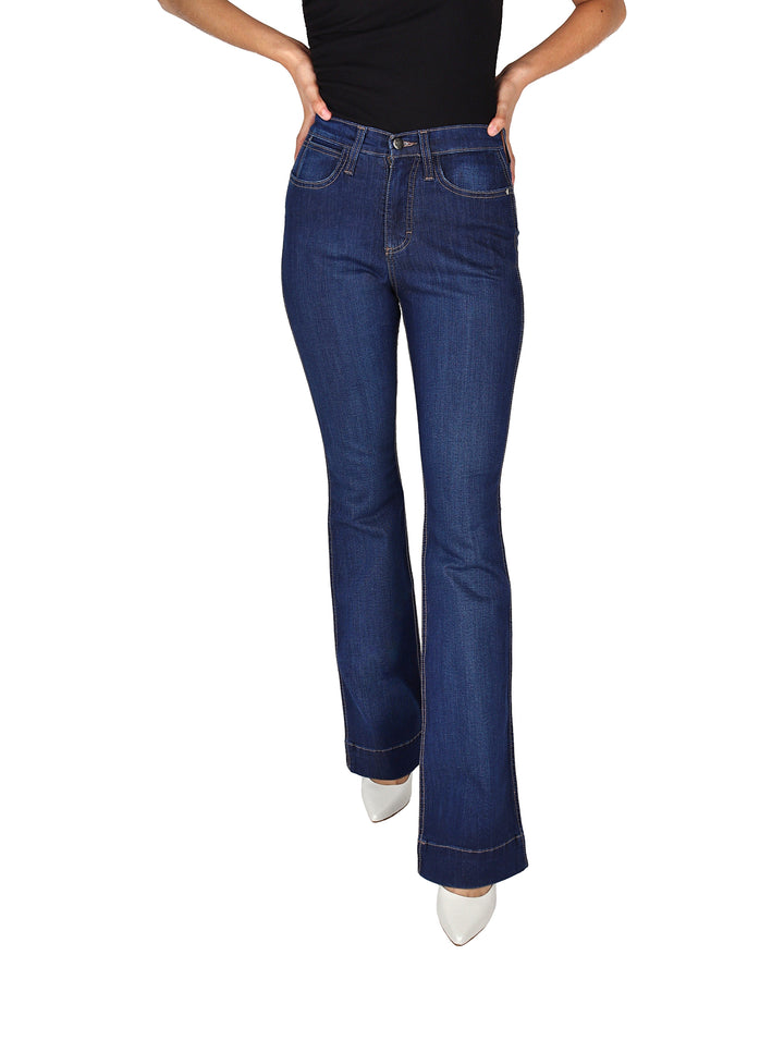 Pantalones Wrangler Western High Rise Flare en color azul índigo medio con corte acampanado.