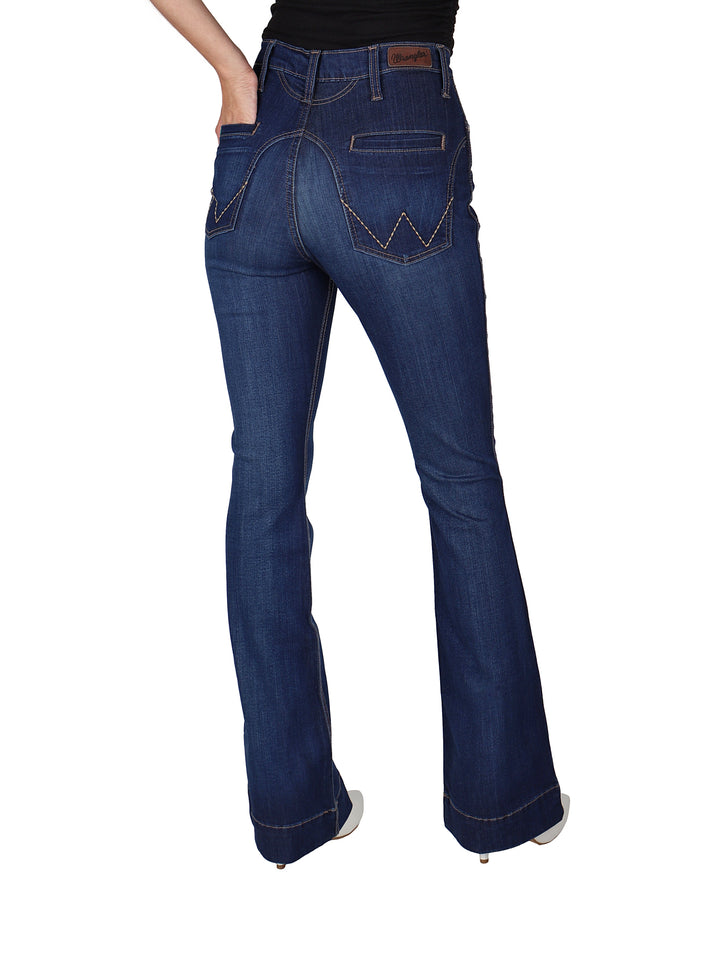 Pantalones Wrangler Western High Rise Flare en color azul índigo medio con corte acampanado.