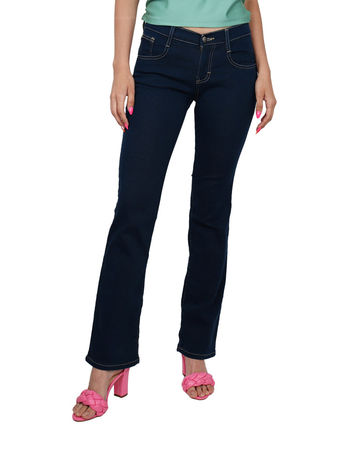 Mujer vistiendo pantalones Wrangler Western Low Rise en color índigo oscuro y sandalias rosas.