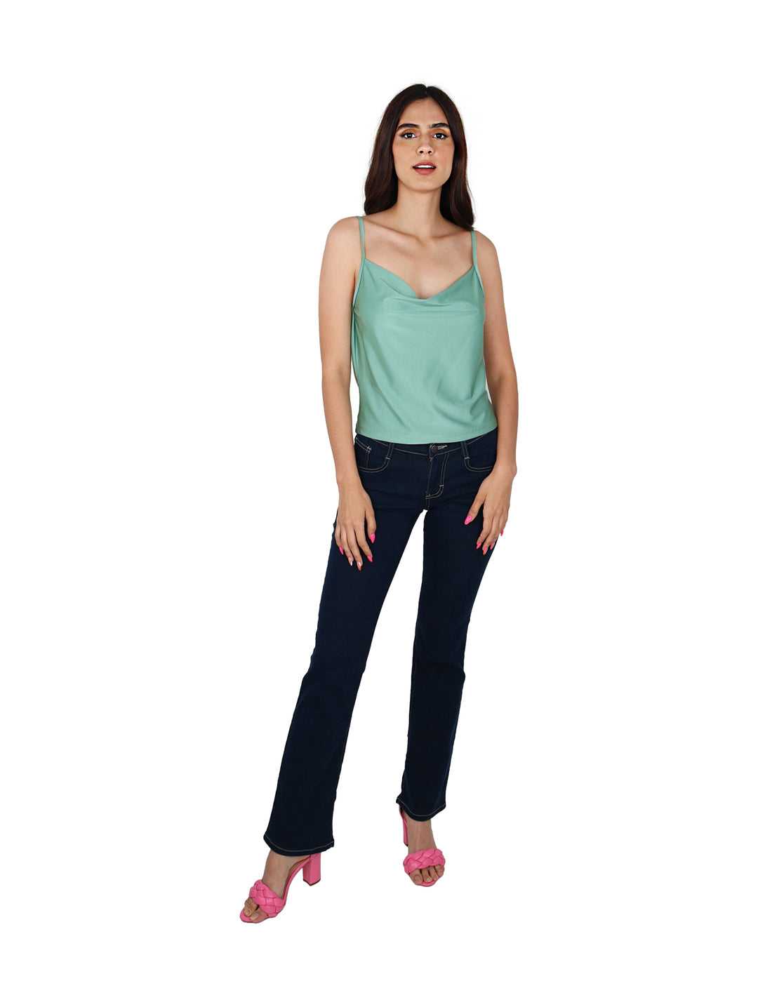 Mujer vistiendo pantalones Wrangler Western Low Rise en color índigo oscuro y sandalias rosas.