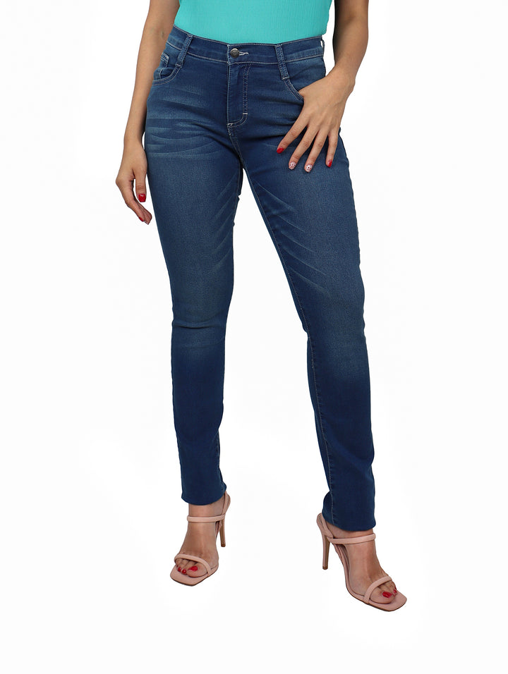 Mujer vistiendo pantalones Wrangler Western Jeans en color azul índigo claro.