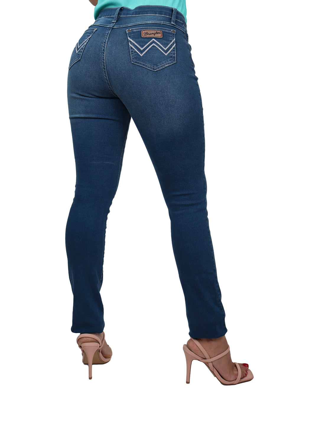 Mujer vistiendo pantalones Wrangler Western Jeans en color azul índigo claro.