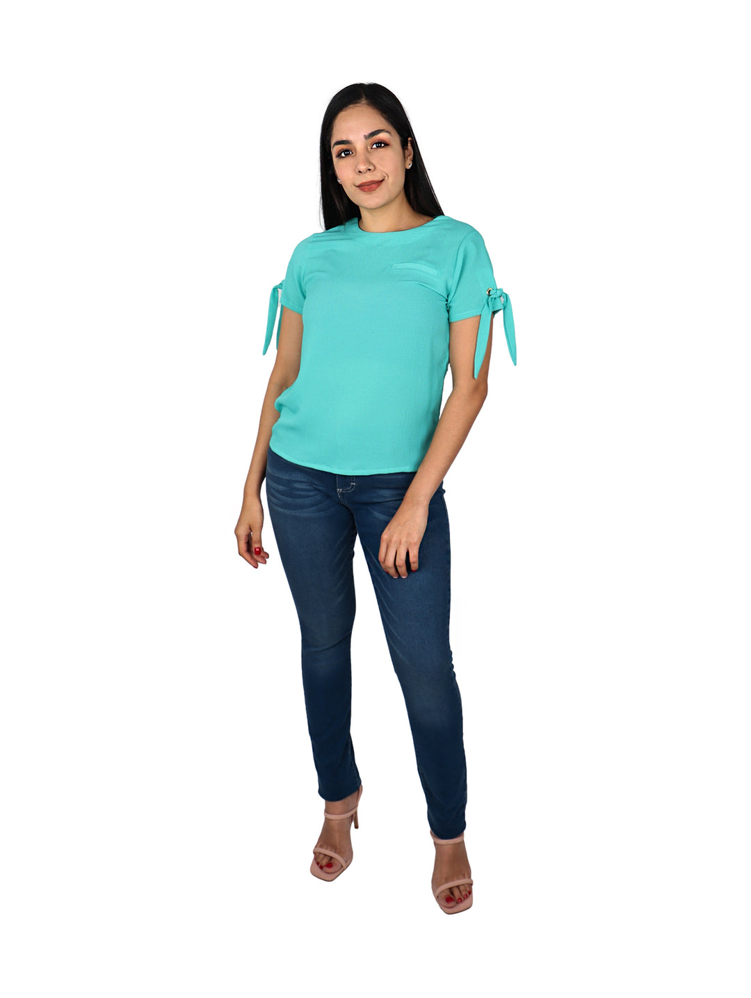 Mujer vistiendo pantalones Wrangler Western Jeans en color azul índigo claro.