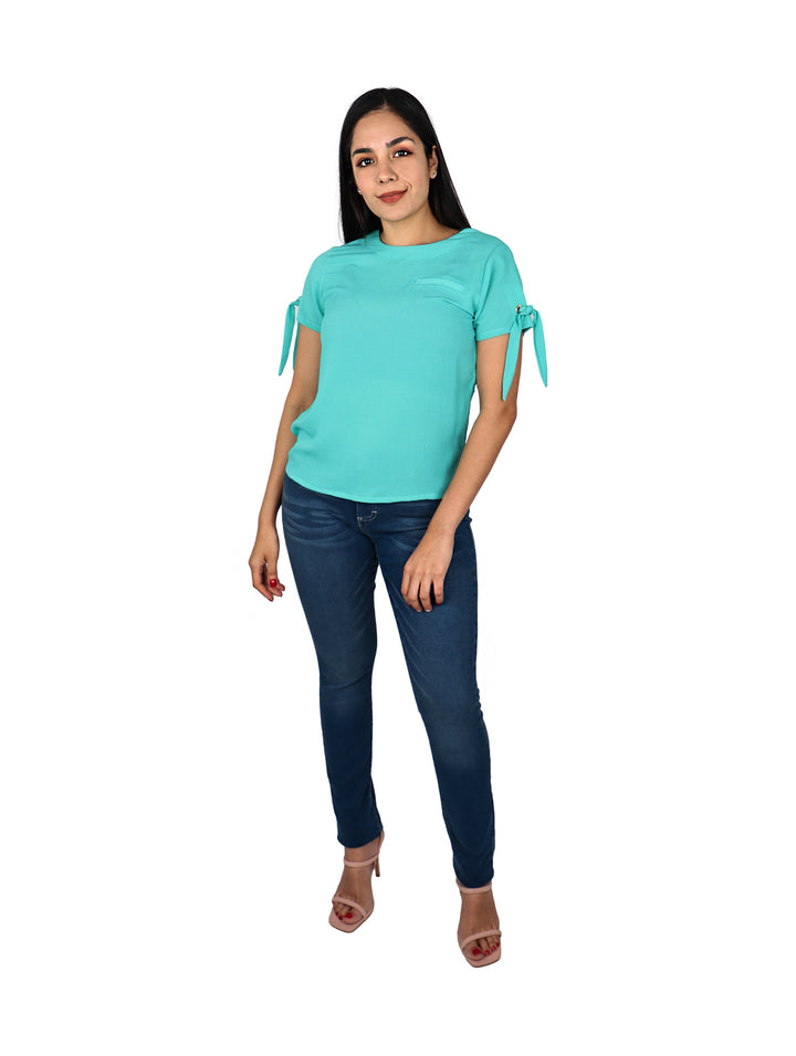 Mujer vistiendo pantalones Wrangler Western Jeans en color azul índigo claro.