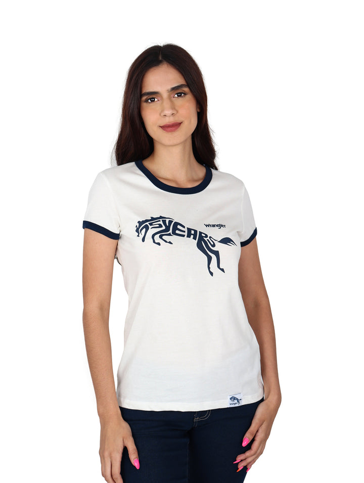 Mujer vistiendo playera blanca Wrangler con cuello y mangas en azul marino y estampado frontal.